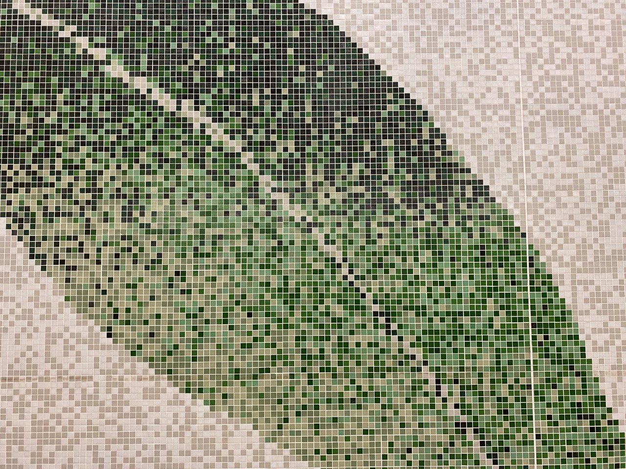 一张装饰用图片，展示了使用马赛克风格瓷砖拼装的树叶图案，经过染色滤镜效果处理